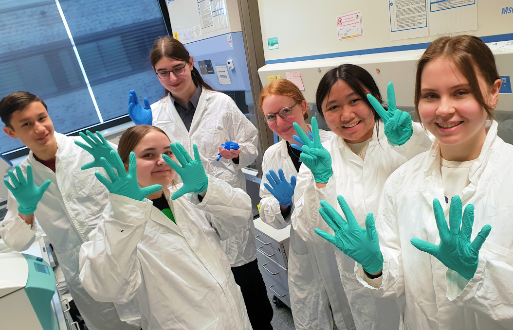 Schülerinnen und Schüler des Leistungskurs Biologie erproben molekulargenetische Methoden an der Hochschule Hamm
